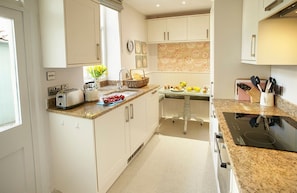 Geladeira, micro-ondas, fogão, cooktop