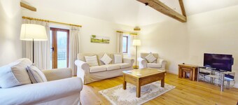 Granero convertido establece en el hermoso campo de West Sussex.