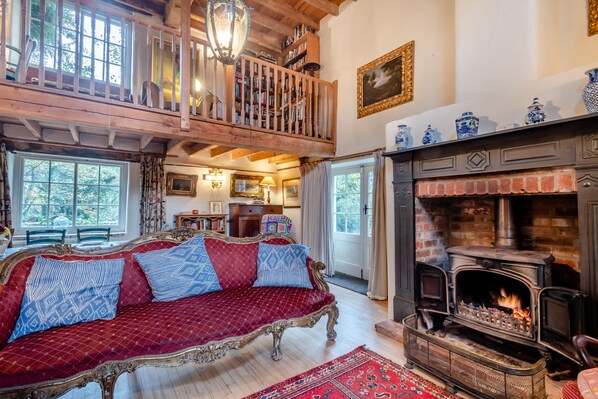 TV, fireplace