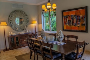 Villa | Essbereich im Zimmer