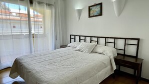 1 quarto, ferros/tábuas de passar roupa, roupa de cama