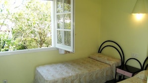 2 bedrooms, iron/ironing board, bed sheets - VALL PETITA 131 (Estartit)
