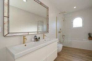 Combined shower/bathtub, hair dryer, towels - Villa Hermosa 8 pax - Javea, Costa Blanca (Javea)
