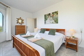 4 bedrooms, iron/ironing board, WiFi, bed sheets - Villa Hermosa 8 pax - Javea, Costa Blanca (Javea)