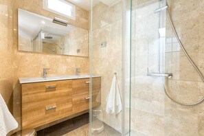 Dusche, Haartrockner, Handtücher, Seife