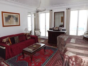 テレビ、暖炉、DVD プレーヤー、書庫