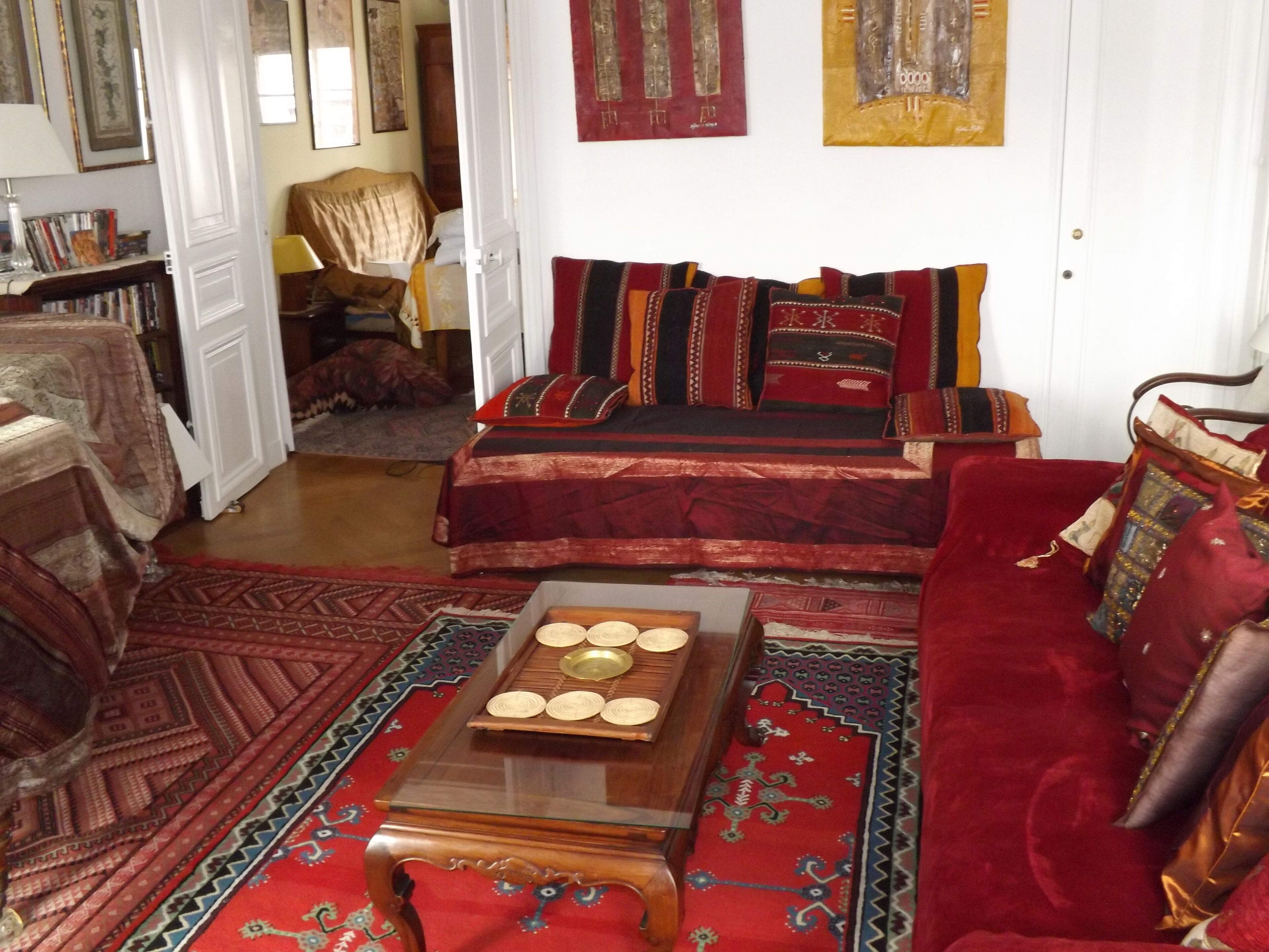TV, fireplace, DVD player, books