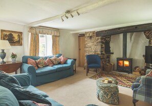 Una televisión, una chimenea