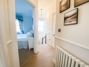 3 عدّة غرف نوم وخدمة الإنترنت وملاءات أسرّة