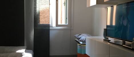 2 habitaciones, tabla de planchar con plancha, cuna de viaje y wifi