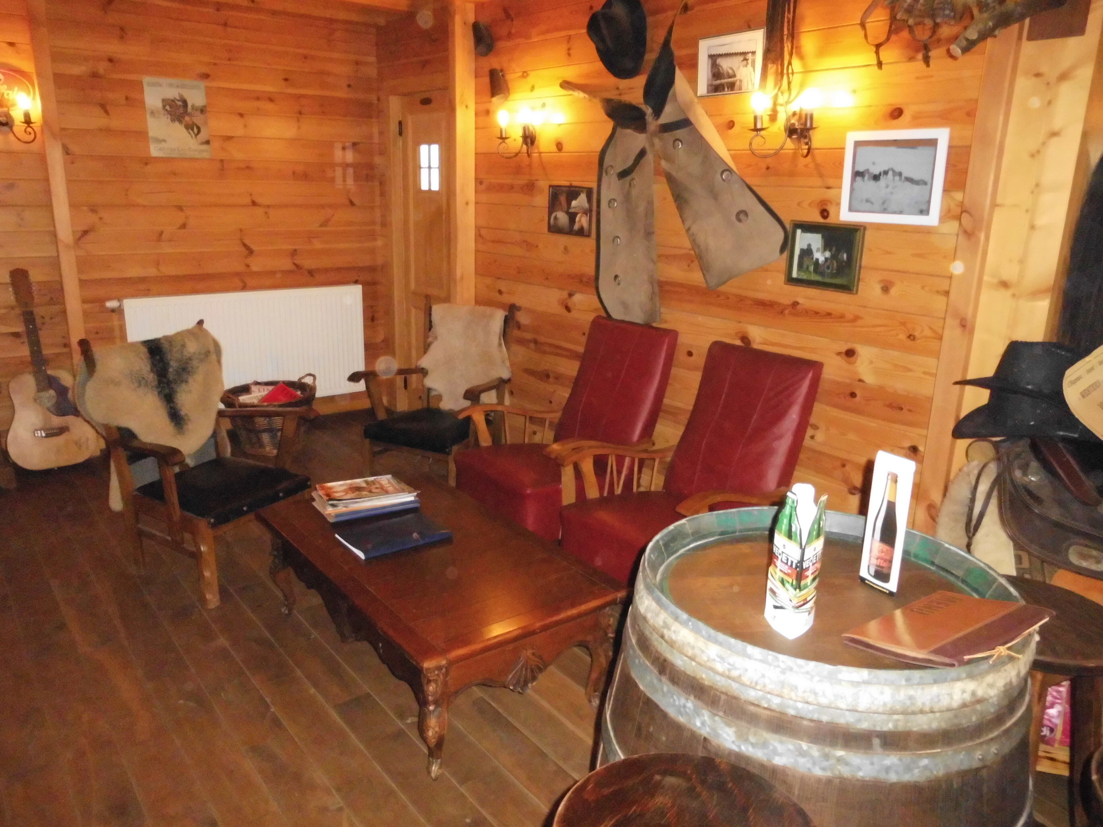 A real old-time western B&b in the Ardennes, room for 2 guests, ensuite bathroom