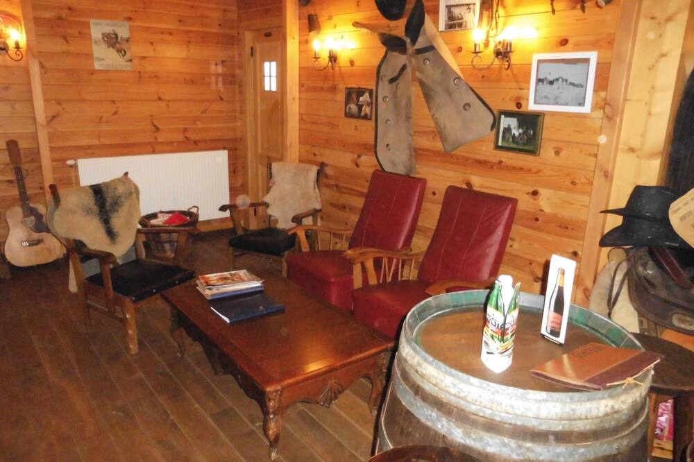 A real old-time western B&b in the Ardennes, room for 2 guests, ensuite bathroom