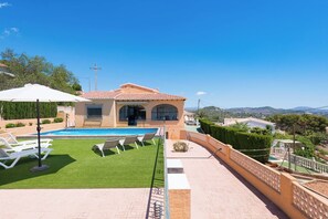 A house with a swimming pool, a covered patio, and a view of the surrounding landscape. - Villa Andres - Plus (Calpe)