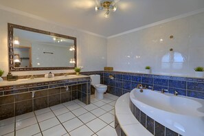 Combined shower/bathtub, towels - Villa Lau 8 pax - Denia, Costa Blanca (Denia)