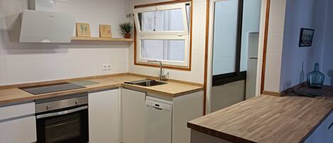 Een koelkast, een microgolfoven, een oven, een vaatwasser