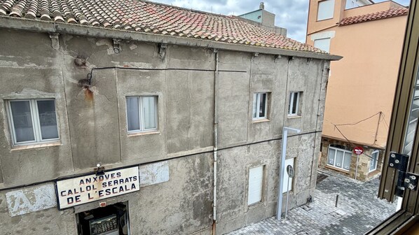 Un bâtiment sur lequel on peut lire l’inscription suivante : « ANCHOIS CALLO SERRATS DE L’ESCALA ».