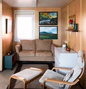 Studio Apartment (2 adults) | Area soggiorno | TV a schermo piatto