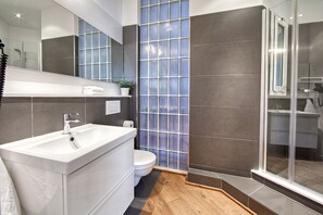 Dusche, Haartrockner, Handtücher