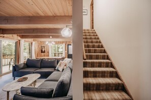 Fernseher, Kamin, Stereoanlage