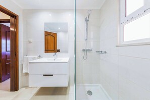 Ducha y bañera combinadas, bidé y toallas