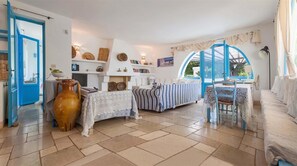 TV, livros, aparelho de som