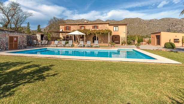 A poolside view of a house with a swimming pool, outdoor seating, and a mountainous backdrop. - Charming villa - 4km to beach and 2km to Old Town! (Palma de Mallorca)