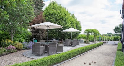 Beautiful 3 bedroom house in a delightfully landscaped and private courtyard