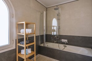 Combined shower/tub, towels - Adsubia 8 - Javea, Costa Blanca (Javea)