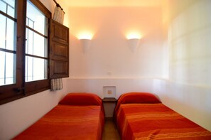 3 bedrooms, iron/ironing board, bed sheets