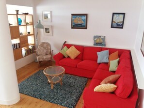 TV, DVD player, books, stereo