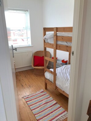 5 bedrooms, iron/ironing board, WiFi, bed sheets