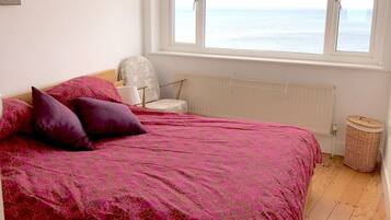 5 bedrooms, iron/ironing board, WiFi, bed sheets