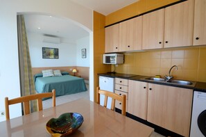 Tabla de planchar con plancha, wifi gratis, ropa de cama