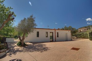Ein kleines Gebäude mit Ziegeldach, Tür und Fenstern.