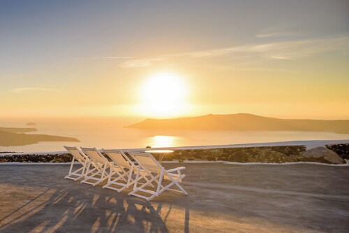 2 Bedroom Elegant Villa at Imerovigli  With Amazing sea views and hot tub