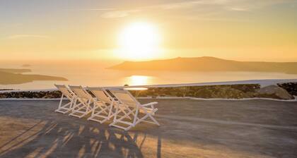 2 Bedroom Elegant Villa at Imerovigli With Amazing sea views and hot tub