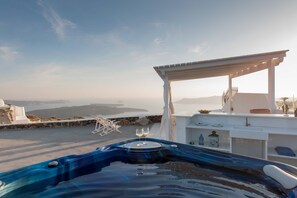Pool - 2 Bedroom Elegant Villa at Imerovigli  With Amazing sea views and hot tub (Imeroviglion)