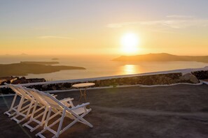 Terrace/patio - 2 Bedroom Elegant Villa at Imerovigli  With Amazing sea views and hot tub (Imeroviglion)