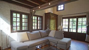 Smart-tv, een dvd-speler, boeken en een stereo