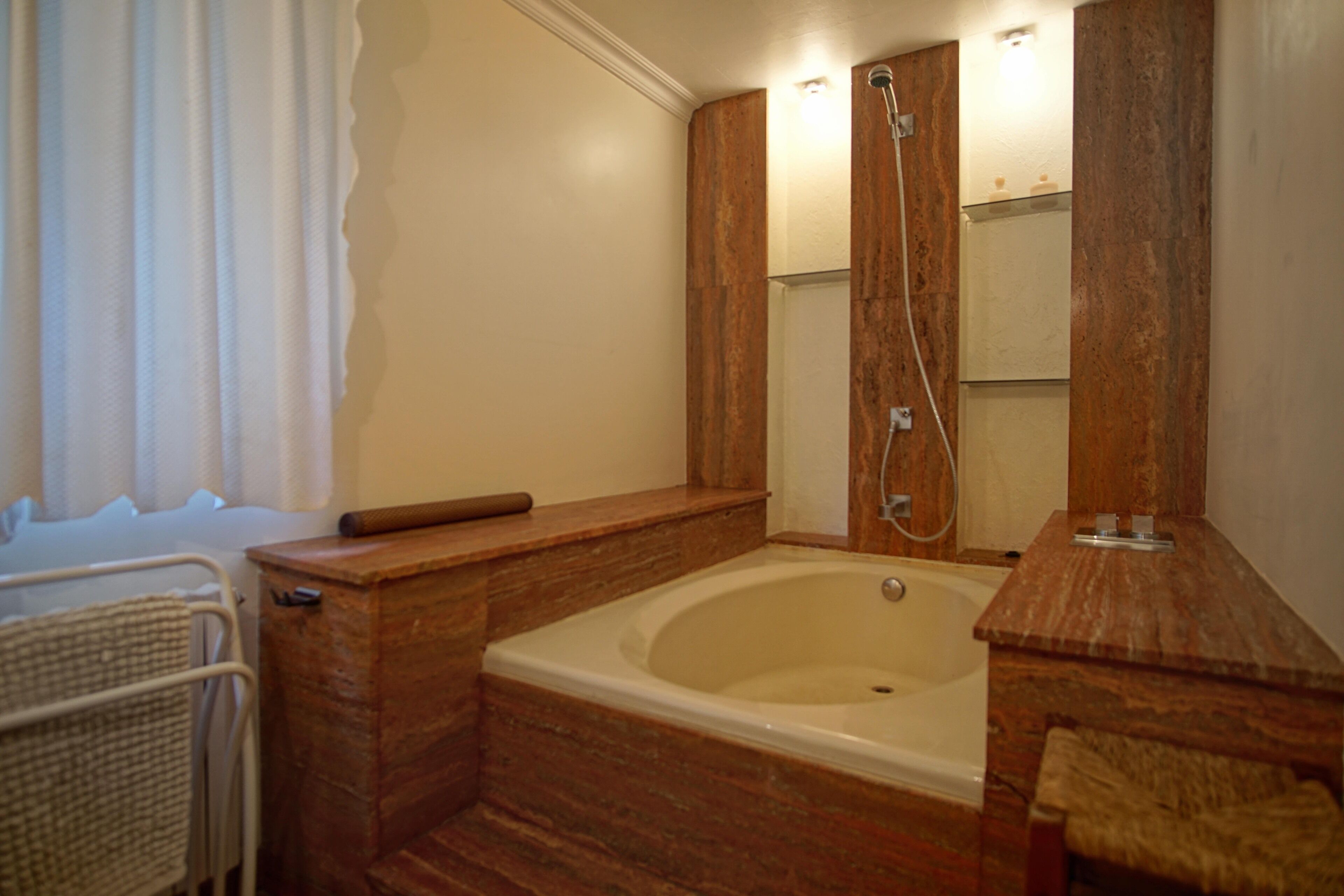 Ensemble douche/baignoire, sèche-cheveux, serviettes fournies, savon