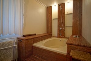 Ensemble baignoire-douche, séchoir à cheveux, serviettes fournies, savon