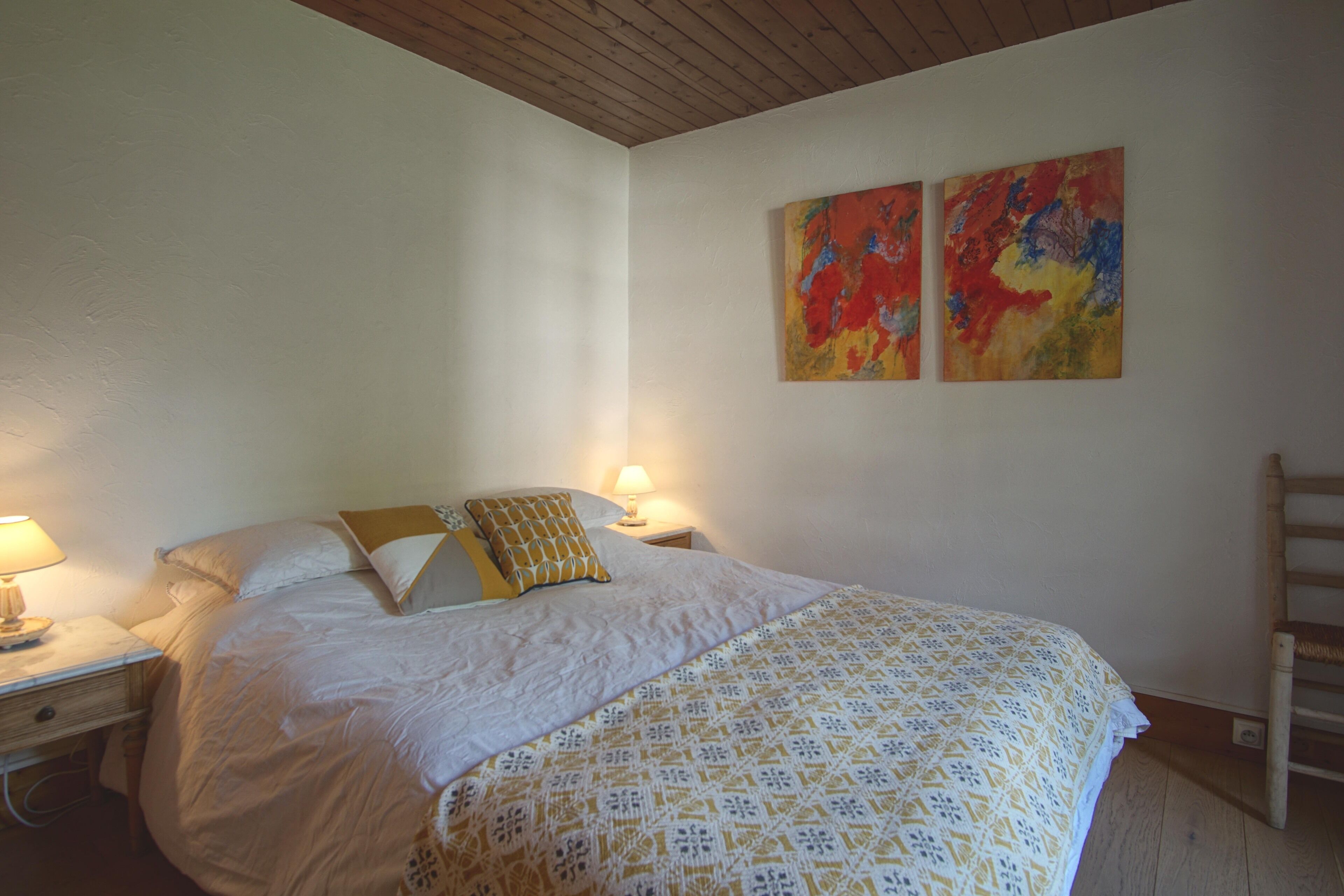 4 chambres, bureau, fer et planche à repasser, lit parapluie