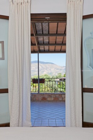 6 bedrooms, iron/ironing board, travel crib, free WiFi