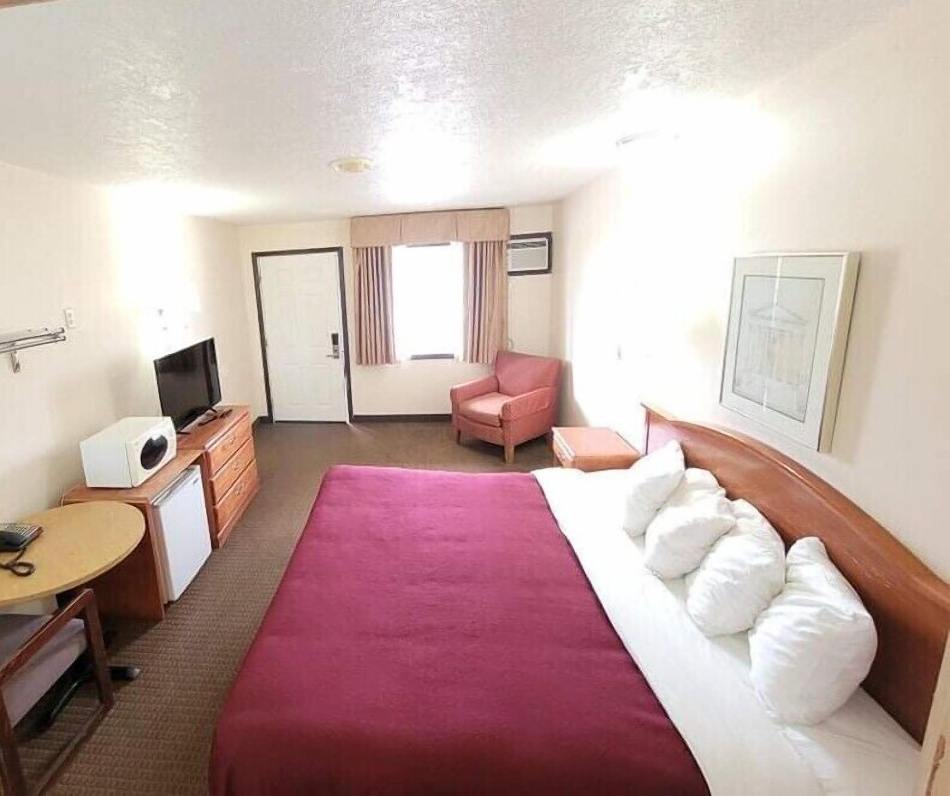 Standard Single Room, 1 King Bed, Refrigerator & Microwave, Mountain View | In-room safe, desk, free WiFi, bed sheets