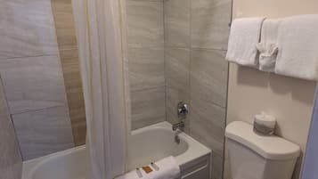 Standaard tweepersoonskamer, 1 slaapkamer, koelkast & magnetron, uitzicht op bergen | Badkamer | Een bad/douchecombinatie, gratis toiletartikelen, handdoeken, zeep