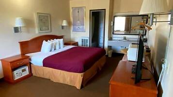 Habitación individual estándar, 1 cama King size, refrigerador y microondas, vista a la montaña | 1 habitación, caja de seguridad en la habitación y escritorio