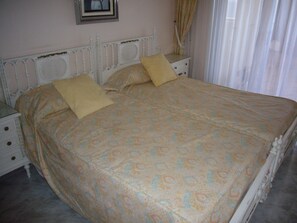 1 quarto, ferros/tábuas de passar roupa, roupa de cama