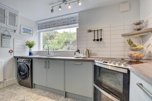 Micro-ondes, four, lave-vaisselle, chaise haute