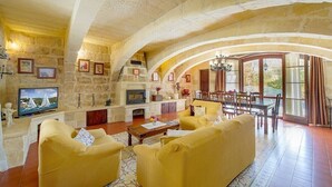 TV, fireplace - Ta Majsi Holiday Home (L-Għarb)