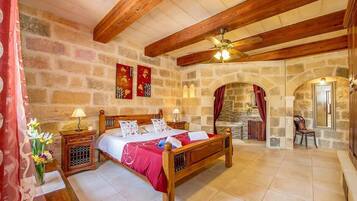 5 bedrooms, iron/ironing board, free WiFi, bed sheets